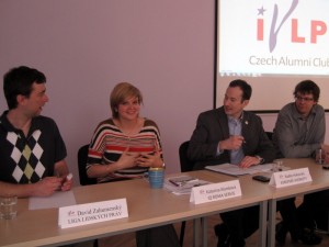 Panelisté při přednášce v Brně v sídle IQ Roma Servis
