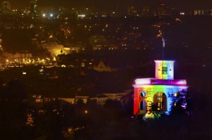 Gloriet, který byl v dobách komunismu symbolem svobody a demokracie, byl nasvícen na podporu Prague Pride.