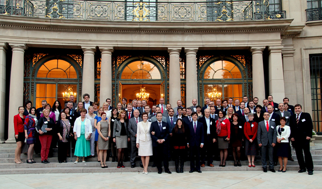 Společné foto účastníků setkání absolventů programu IVLP na rezidenci velvyslance.