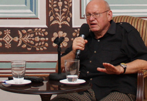 Miloš Rejchrt při přednášce v Americkém centru