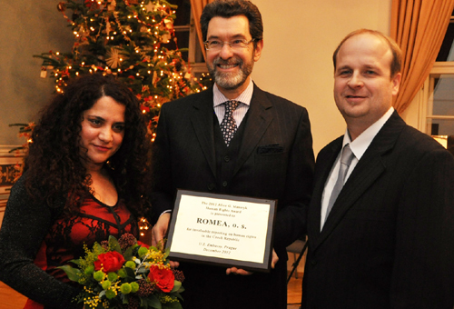 Ambassador Norman Eisen with Jarmila Balážová and Zdeněk Ryšavý who accepted on behalf of Romea the 2012 Alice G. Masaryk Award. (photo U.S. Embassy) Ambassador Norman Eisen with Jarmila Balážová and Zdeněk Ryšavý who accepted on behalf of Romea the 2012 Alice G. Masaryk Award. (photo U.S. Embassy)
